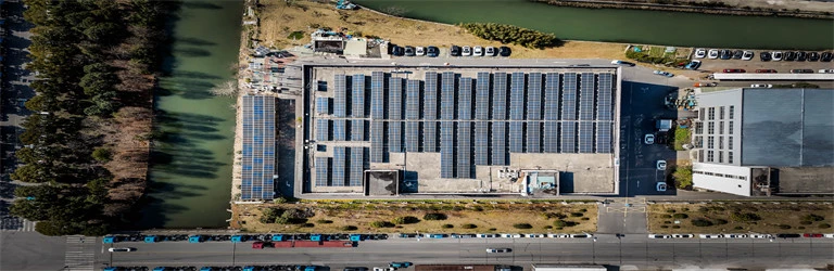 EasyEV Solar – moduły całkowicie czarne, szafy LFP outdoor, kontrolery MPPT, EMS, BESS, zestawy off-grid