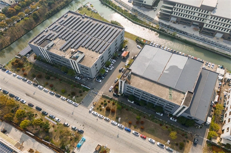 Centrum logistyczne EasyEV Solar – moduły all-black, szafy LFP i falowniki PCS